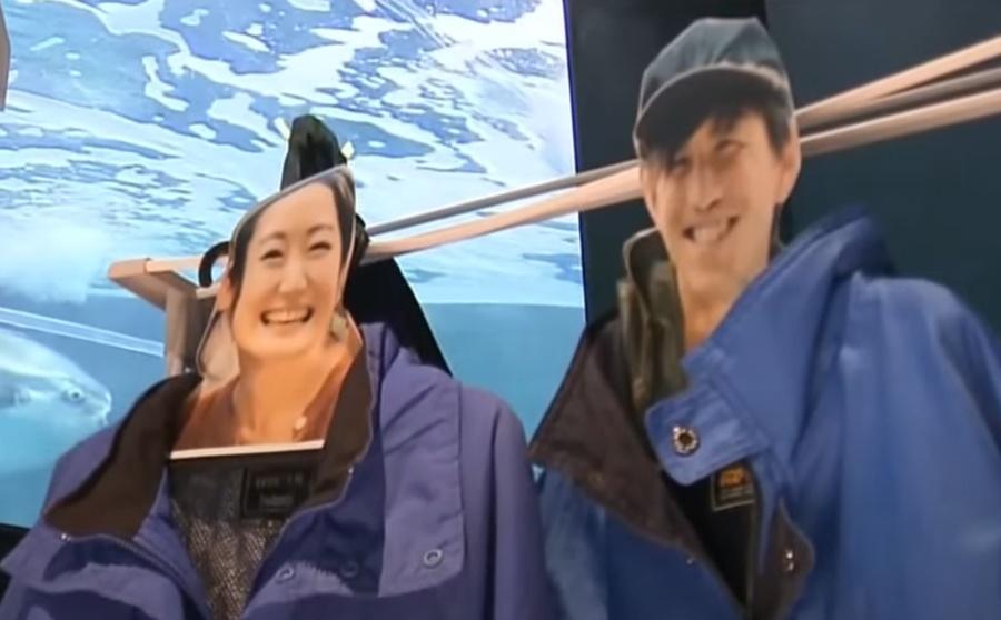 用制服做假人對著玻璃櫥窗。第二天,翻車魚竟然恢復進食。(YouTube)