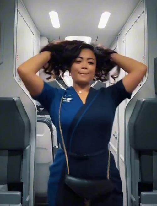 實習空姐為慶祝結束為期半年的試用期,在機艙內大跳熱舞。(X)