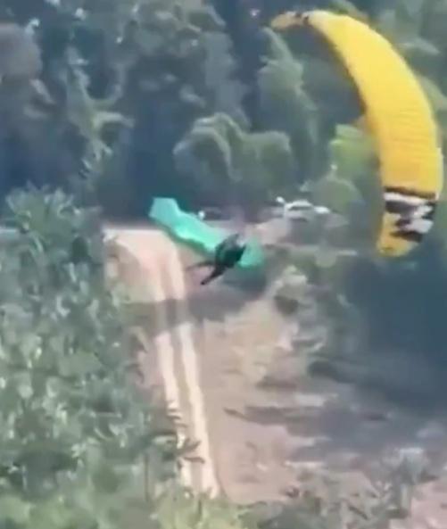 滑翔傘變得不受控制,在空中不斷搖晃。(X)