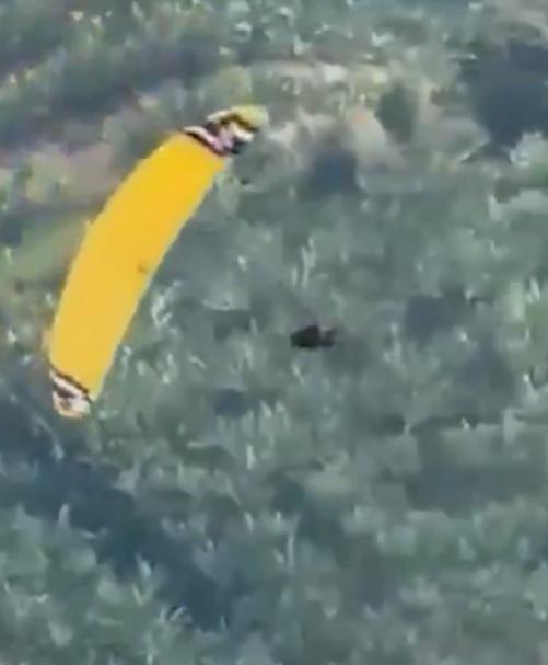 滑翔傘變得不受控制,在空中不斷搖晃。(X)