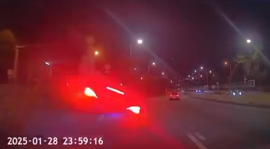 一輛深色私家車切線失手撞向分隔石壆,如剷上斜台般側身連打筋斗。(車cam L(香港群組)@FB)