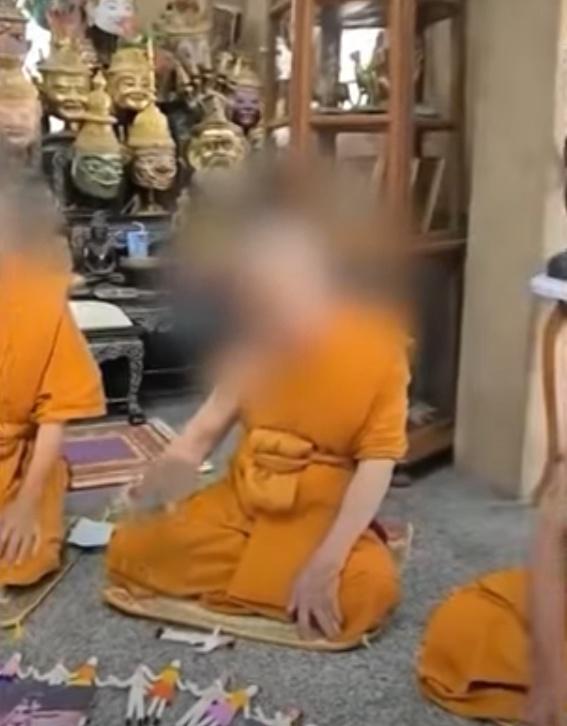 泰國國家佛教辦公室主任英塔蓬表示,當局得知是一群中國遊客將物品帶到寺廟委託僧侶進行類似詛咒的儀式。(YouTube)