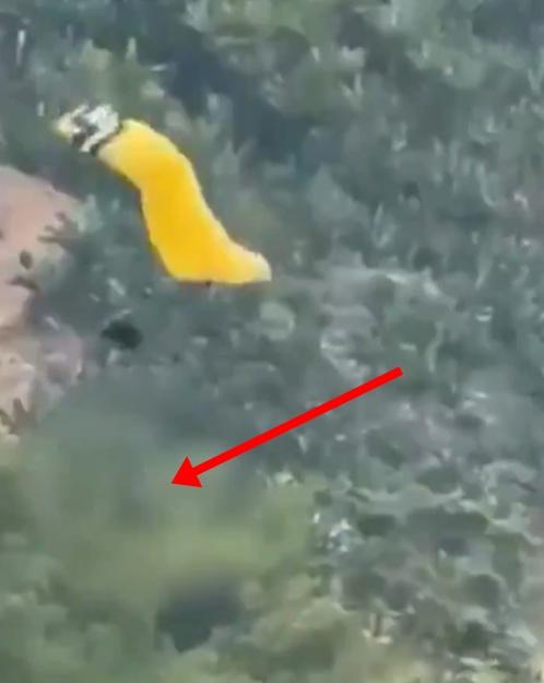 Paulina試圖穩住滑翔傘,沒多久卻從安全裝置中滑出。(X)