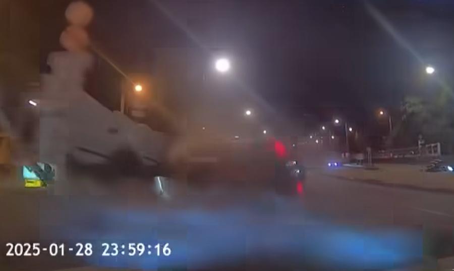 一輛深色私家車切線失手撞向分隔石壆,如剷上斜台般側身連打筋斗。(車cam L(香港群組)@FB)