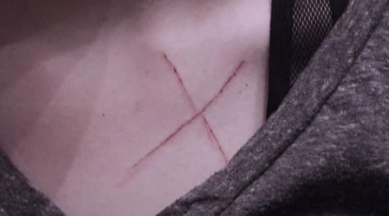 Christopher的前女友指控,他闖入住所意圖行竊,被發現後更用鎅刀割傷她的胸口。(X)