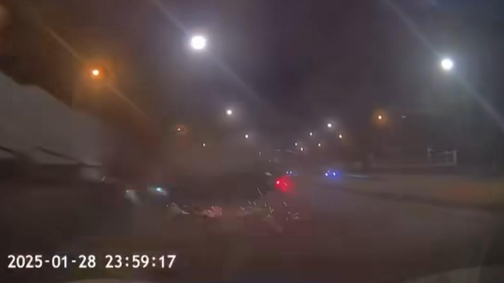 車身因與地面磨擦閃出火花,零件四散,最後四輪朝天橫亙路面,場面驚險。。(車cam L(香港群組)@FB)