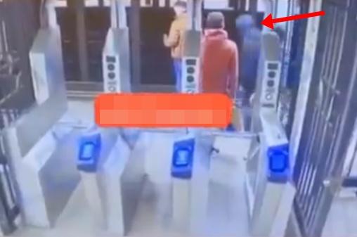 深色外套男子突然折返回來用力將受害人推落月台。(X)