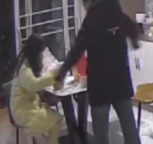 她一回到家,因為太餓,迫不及待開吃男友準備的芋泥肉鬆蛋糕。(微博)