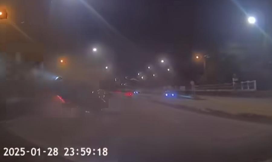 車身因與地面磨擦閃出火花,零件四散,最後四輪朝天橫亙路面,場面驚險。。(車cam L(香港群組)@FB)