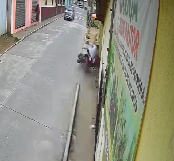 他隨即失平衡倒下,由於衝力太大,頭部猛力撼在旁邊民宅的牆壁。(FB)