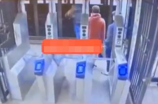 深色外套男子突然折返回來用力將受害人推落月台。(X)