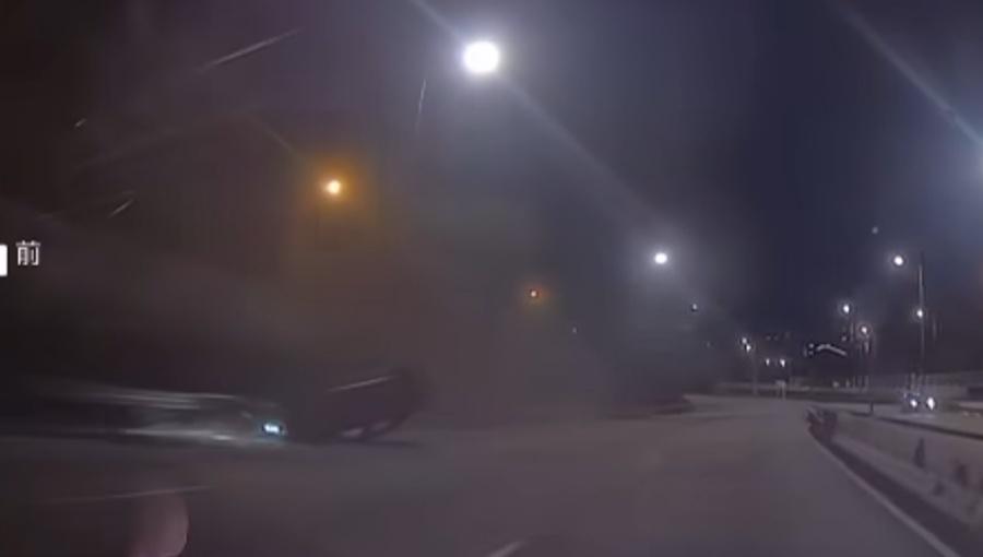 車身因與地面磨擦閃出火花,零件四散,最後四輪朝天橫亙路面,場面驚險。。(車cam L(香港群組)@FB)