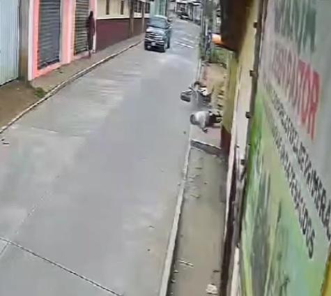 他隨即失平衡倒下,由於衝力太大,頭部猛力撼在旁邊民宅的牆壁。(FB)