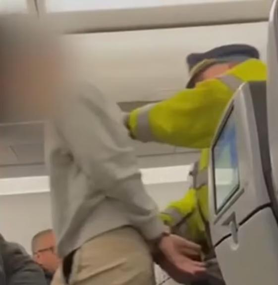 警員登機將生事男子帶走。(X)