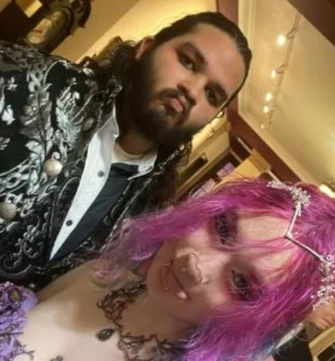 Gray撐住難過的情緒直到婚禮結束,後來在房間裡和丈夫哭了好幾小時。(網上截圖)