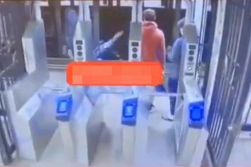 深色外套男子突然折返回來用力將受害人推落月台。(X)