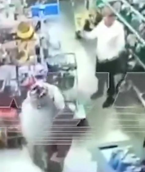 Surakin向對方展示手機中相片,之後繼續打理店舖。(X)