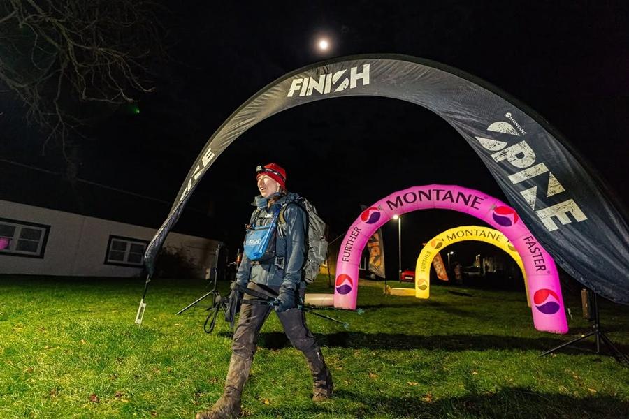 Cleo Bishop-Bolt抵達Montane Winter Spine MRT Challenger North 越野耐力賽終點。(IG)