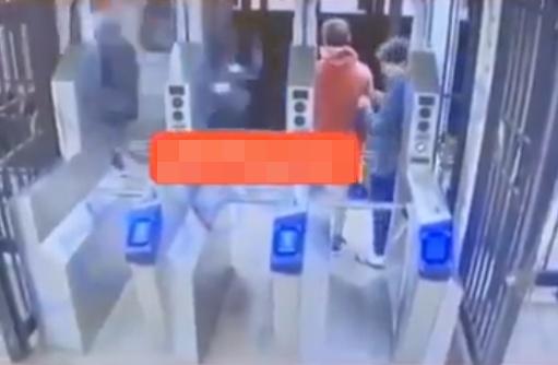 受害男子墮軌後,列車亦剛駛入車站,疑似撞上他。(X)