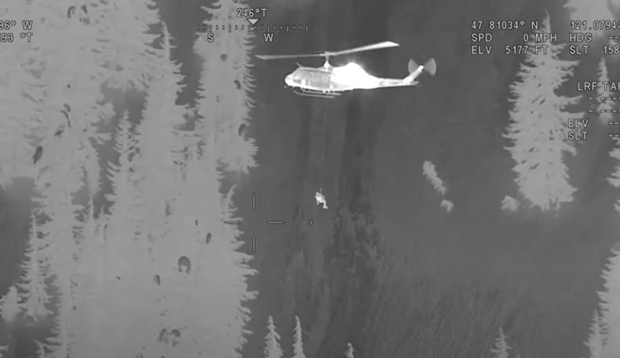 隨後一名救援人員從直升機上降下救起3名滑雪者。(YouTube)