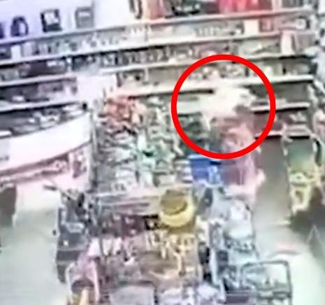 「聖誕老人」卻趁Surakin不為意,突然掏出一把槍並射向Surakin,Surakin當場死亡。(X)