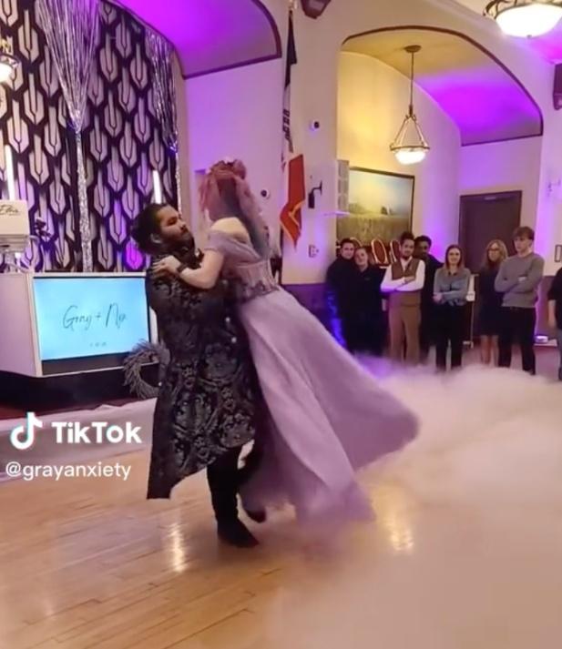 她在和丈夫跳舞時還不小心摔倒,讓在場的父母很心痛。(網上截圖)