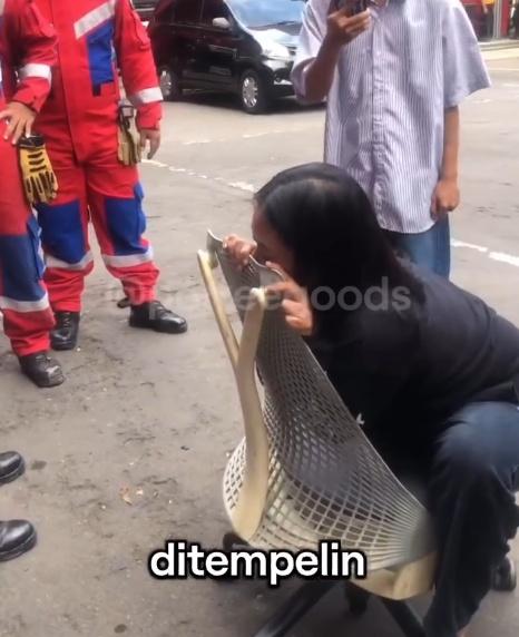 別無選擇下,她的朋友只好將她連人帶椅放上車,前往附近消防局求助。(IG)