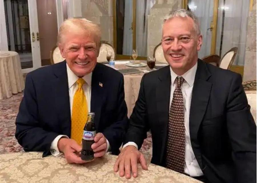 《紐約時報》2017年曾報道,特朗普每天要飲多達12罐健怡可樂。(特朗普與可口可樂行政總裁。網上圖片)