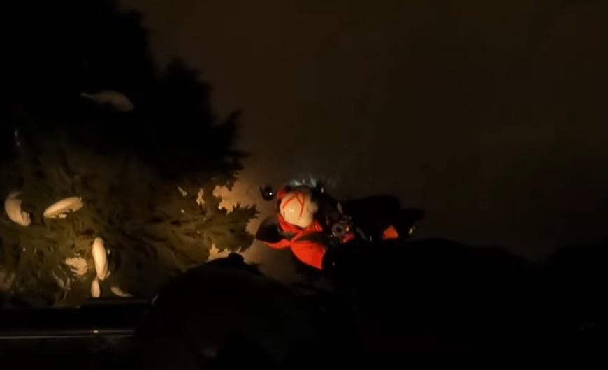 隨後一名救援人員從直升機上降下救起3名滑雪者。(YouTube)