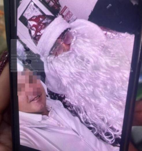 一名男子扮成聖誕老人,進入店內,要求與Surakin合照。(X)