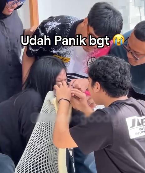 消防員只用一個鉗子,便成功將女子解救了,鼻環亦輕易從椅背取出。(IG)