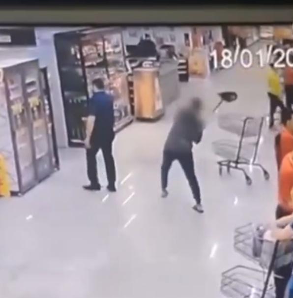 Paiva在場內的園藝區選了一把鐵鏟後,從Santos身後偷襲,猛揮鐵鏟擊向Santos頭部。(X)