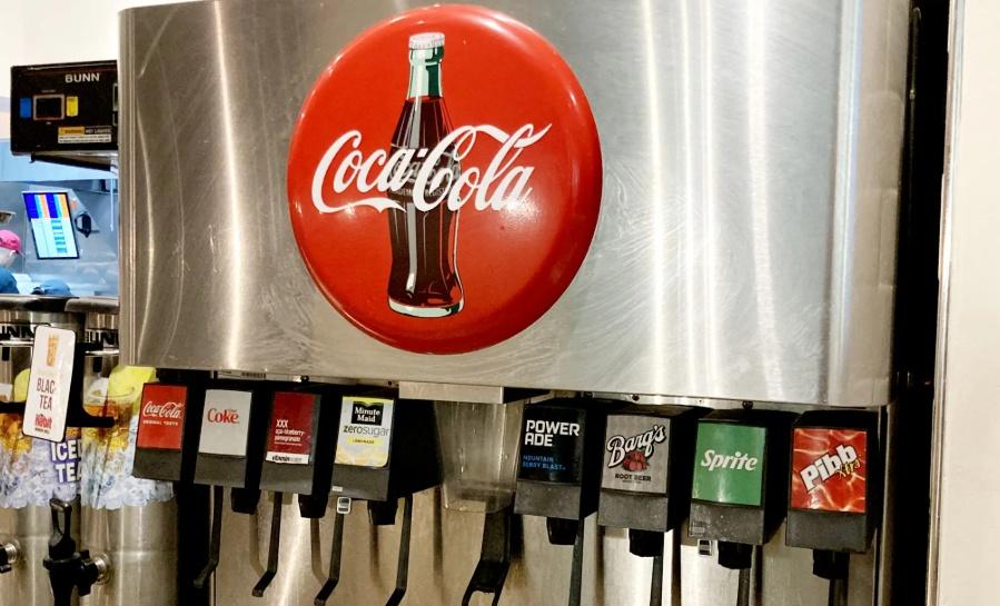 好市多(Costco)行政總裁Ron Vachris)於上周四(23日)的年度股東大會上宣布,好市多美食區的汽水機即將在今年夏天改回可口可樂產品。(網上圖片)