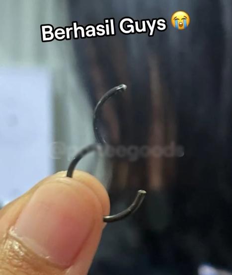 消防員只用一個鉗子,便成功將女子解救了,鼻環亦輕易從椅背取出。(IG)