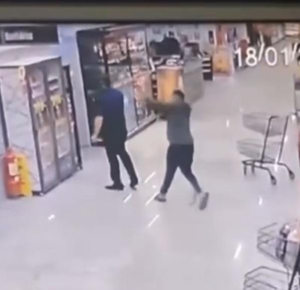 Paiva在場內的園藝區選了一把鐵鏟後,從Santos身後偷襲,猛揮鐵鏟擊向Santos頭部。(X)