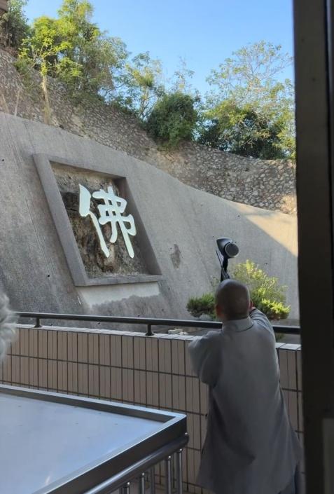 尼姑舉起漆彈槍發射空包彈,以大聲響來驅離猴子。(Thread)