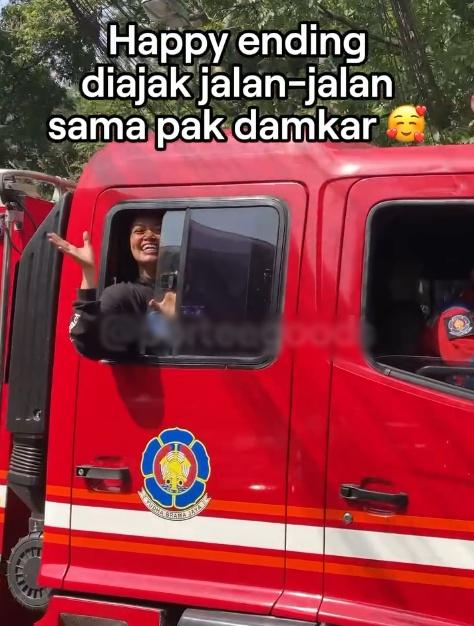 消防員用消防車載她一程,女事主不斷向他們道謝,最後和他們合照,以作紀念。(IG)