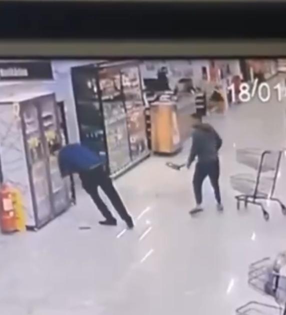 Santos隨即應聲倒地沒有反應。(X)