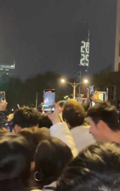 不見煙花蹤跡,終於有人發現現場全部搞錯對象、認錯大廈,現場瞬間一陣尷尬。(Thread)