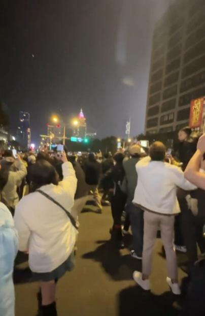 眾人紛紛轉移「陣地」到可看到真正101大樓的地方去。(Thread)