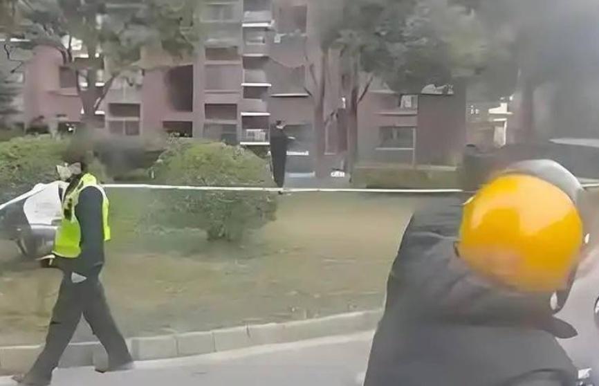 大批警方在社區大樓外圍拉起封鎖線調查。(微博)