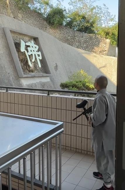 發片網民強調:「這只是嚇阻猴群的作用,並沒有實際傷害到牠們。」(Thread)