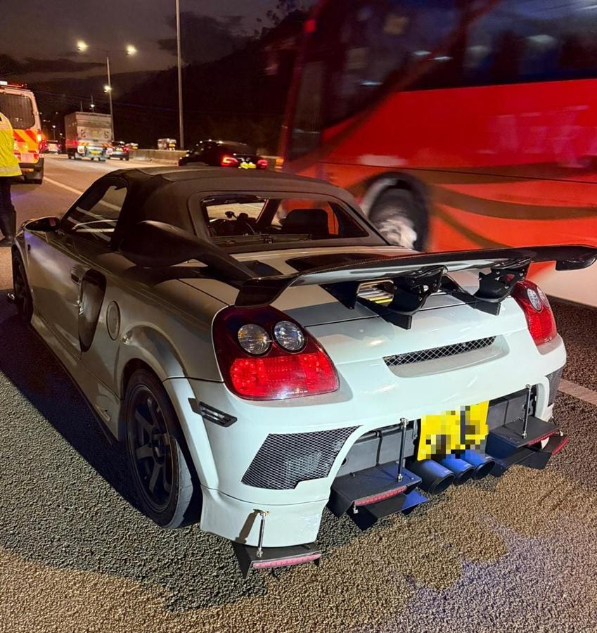 警方亦發現33輛私家車、1輛貨車及5輛電單車懷疑經過非法改裝,已將涉事車輛拖往汽車扣留中心作進一步檢驗。(警方圖片)