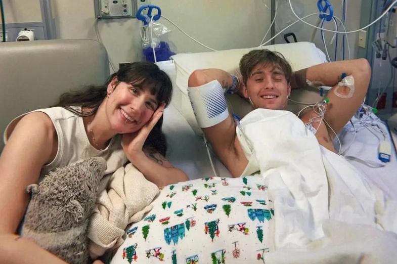 醫院為David注射了88瓶抗蛇毒血清後,他的小腿發紫腫脹,其後之後在加護病房中繼續接受治療。(IG)