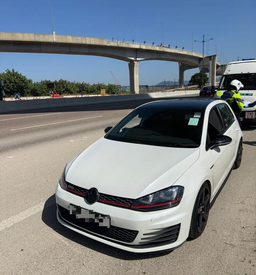 警方亦發現33輛私家車、1輛貨車及5輛電單車懷疑經過非法改裝,已將涉事車輛拖往汽車扣留中心作進一步檢驗。(警方圖片)