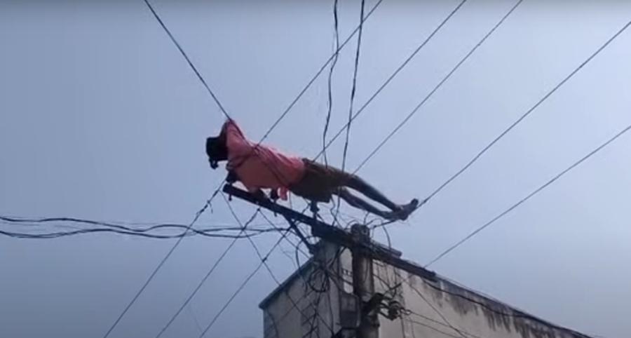 醉漢離奇半空瞓電纜,嚇壞街坊報警截電。(YouTube)