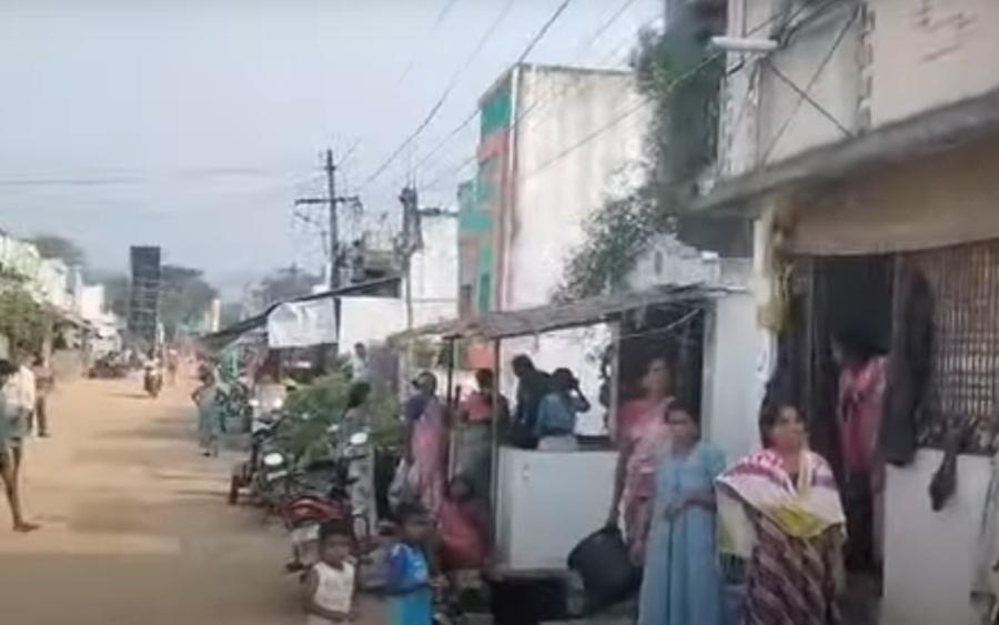 男子似乎熟睡之中,無視四周人群的呼喊。(YouTube)