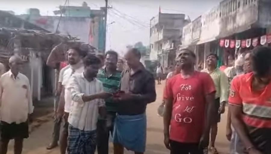 街坊都擔心男子會觸電發生意外,只要趕緊截斷電源,並報警求助。(YouTube)