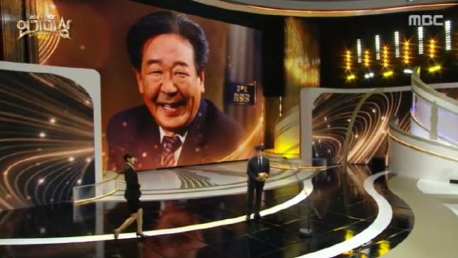 資深演員崔佛岩,獲頒「成就獎」。