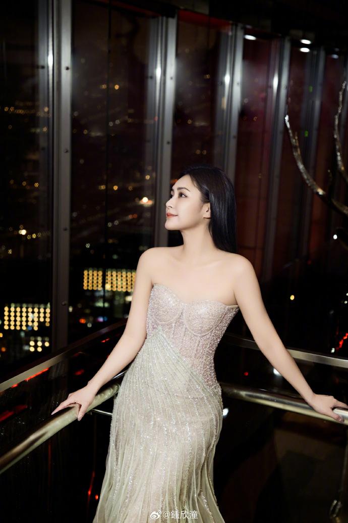 阿嬌新一輯照片就見到她輪廓分明,而且回復纖腰。